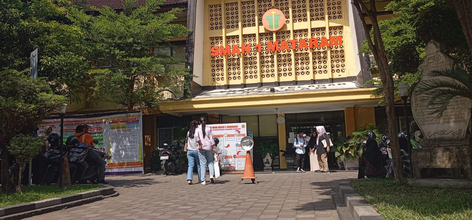 Sejumlah orang tua mendaftarkan anaknya pada SPMB jalur domisili di SMAN 1 Mataram, Selasa (1/7).