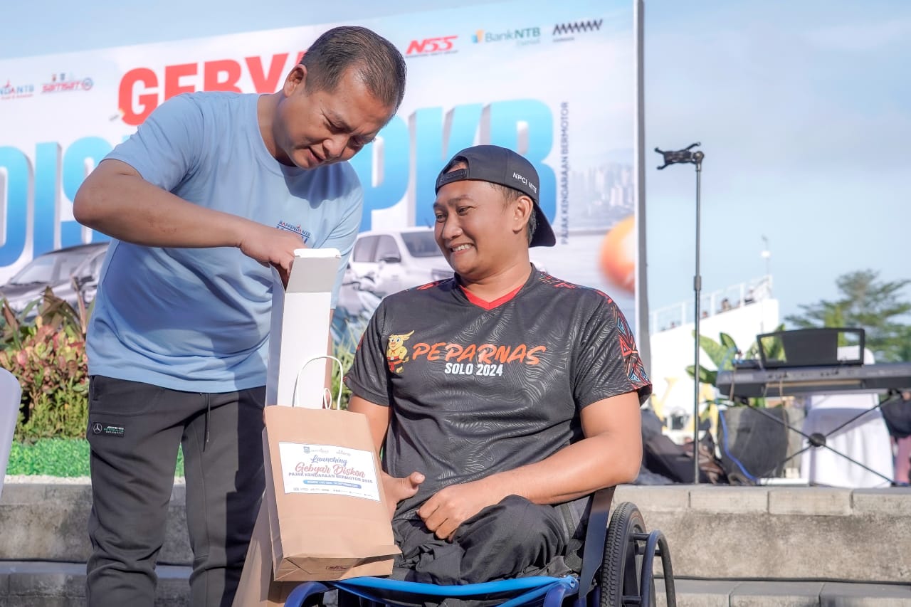Gubernur NTB Lalu Muhamad Iqbal memberikan hadiah kepada peserta saat launching gebyar diskon PKB, beberapa hari lalu.