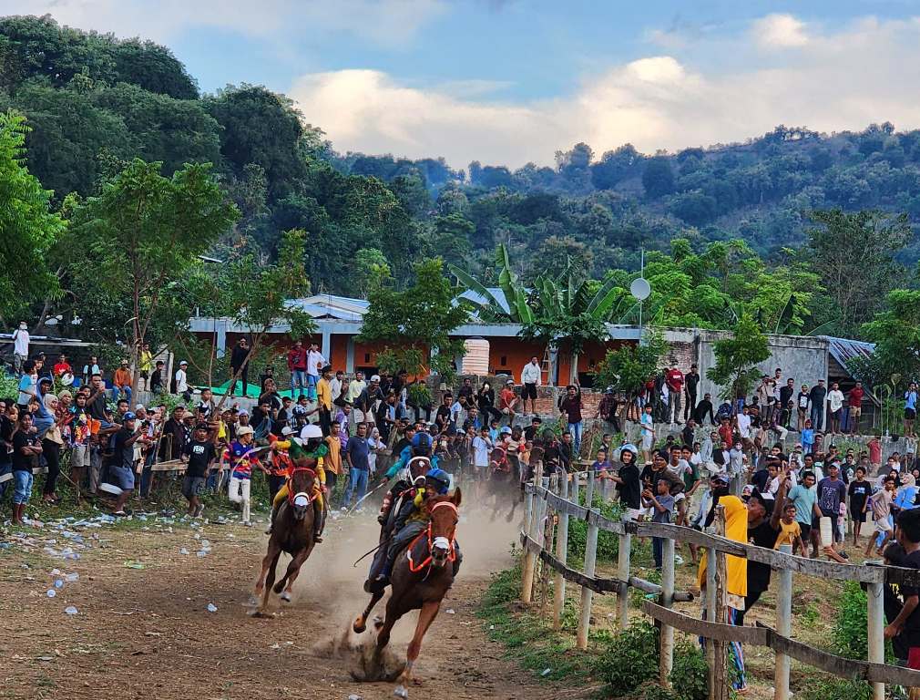 ADU CEPAT: Para joki cilik memacu kuda tunggangannya pada kejuaraan di arena pacuan kuda, Mei 2025 lalu.