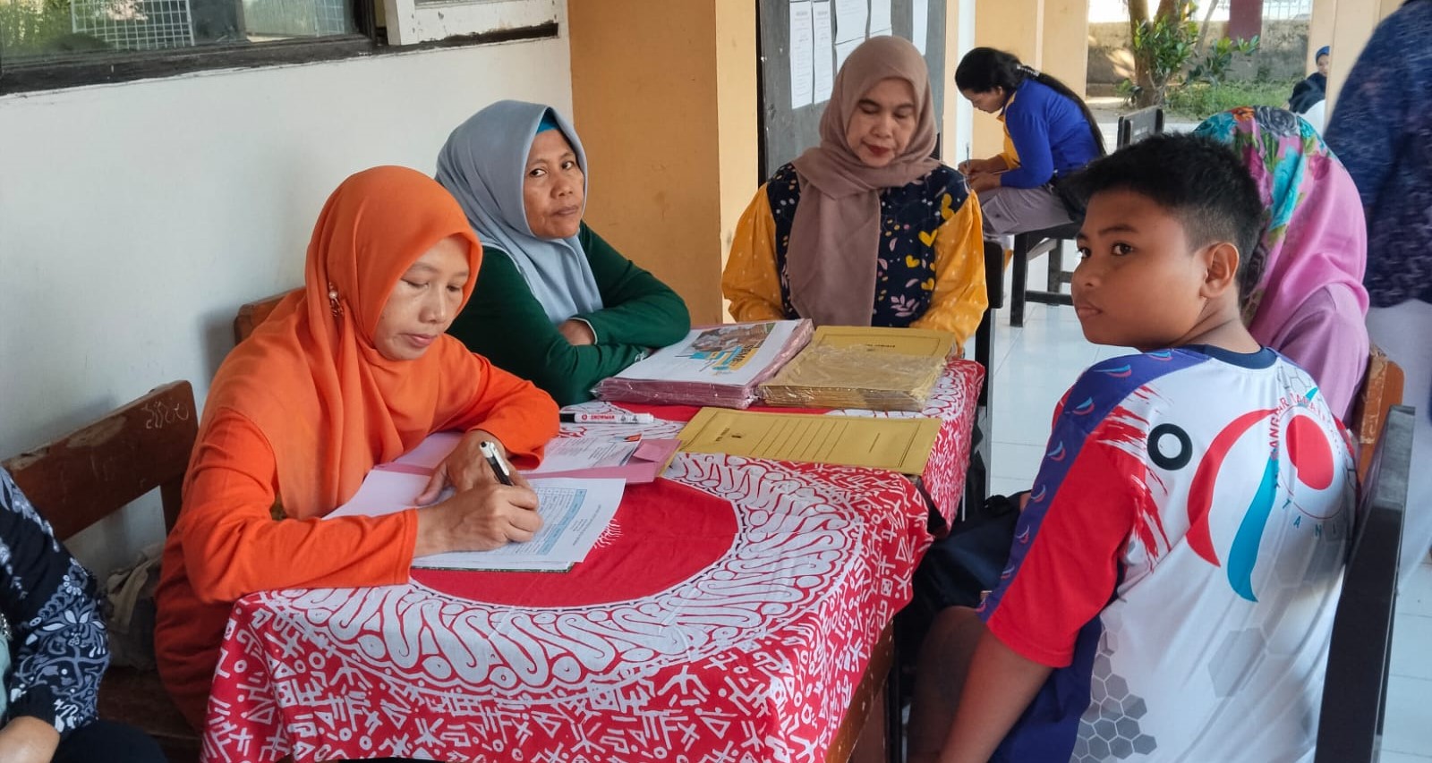 Calon siswa didampingi orang tuanya mendaftar SPMB jalur domisili  di SMPN 11 Mataram, Senin lalu (30/6) lalu.