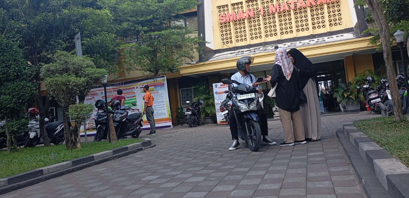 Seorang calon siswa usai daftar jalur domisili pada SPMB di SMAN 1 Mataram, Selasa (1/7).