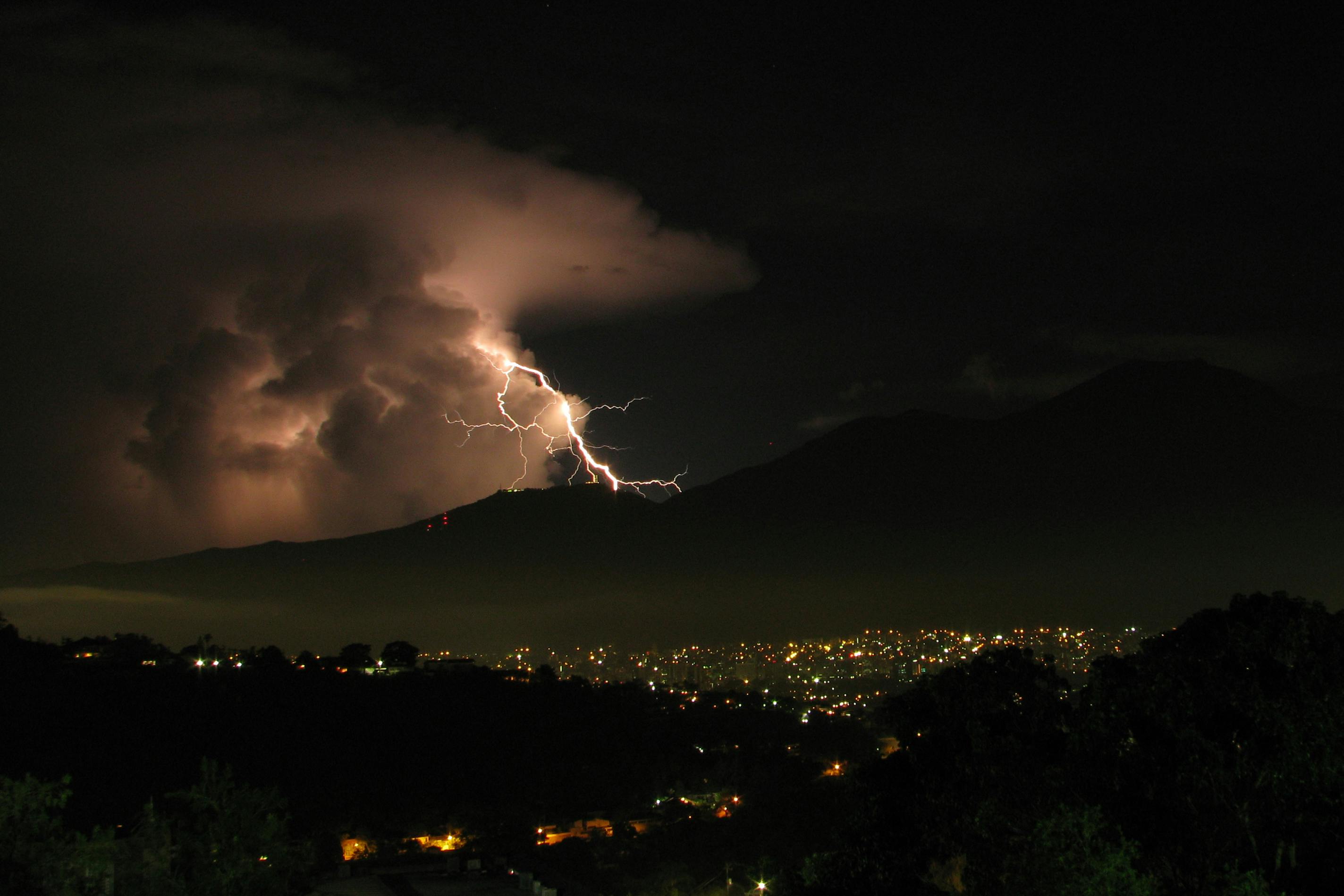 ILUSTRASI: Badai petir di langit Venezuela. (FOTO: Luis Bettiol, Pexels)