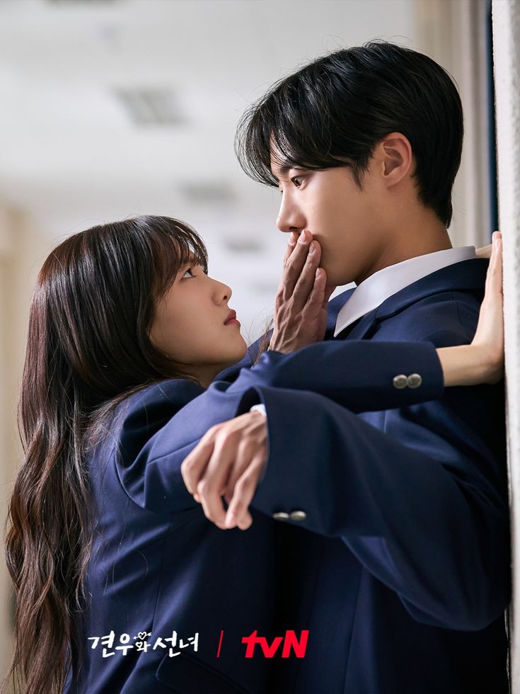 Drama head over heels, romansa fantasi yang mengguncang takdir dengan kekuatan cinta pertama.