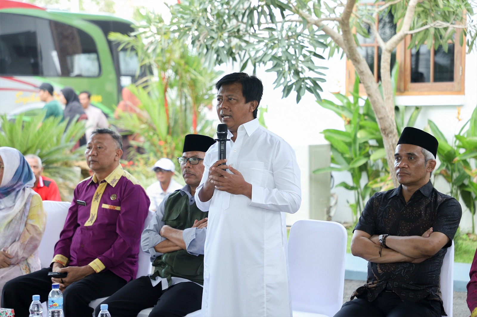 Bupati Kabupaten Sumbawa Barat (KSB) Amar Nurmansyah memberikan sambutan pada salah satu kegiatan di KSB.