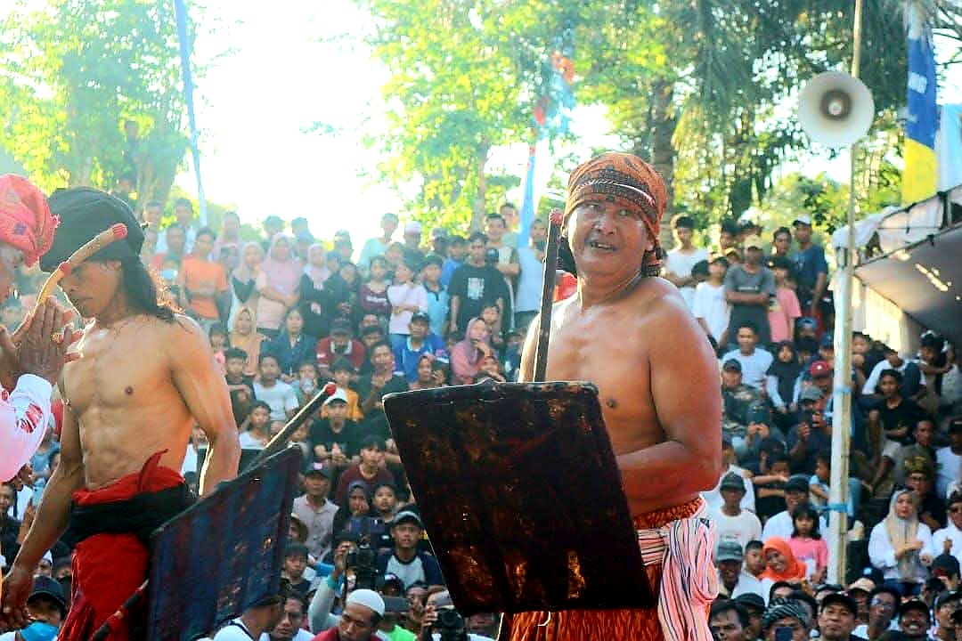 TANGGUH: Jayadi alias Serawah Ombak Bakong, pepadu asal Dusun Bakong, Desa Kebon Ayu, Gerung Lombok Barat saat bertanding di Taman Kota Gerung beberapa waktu lalu.