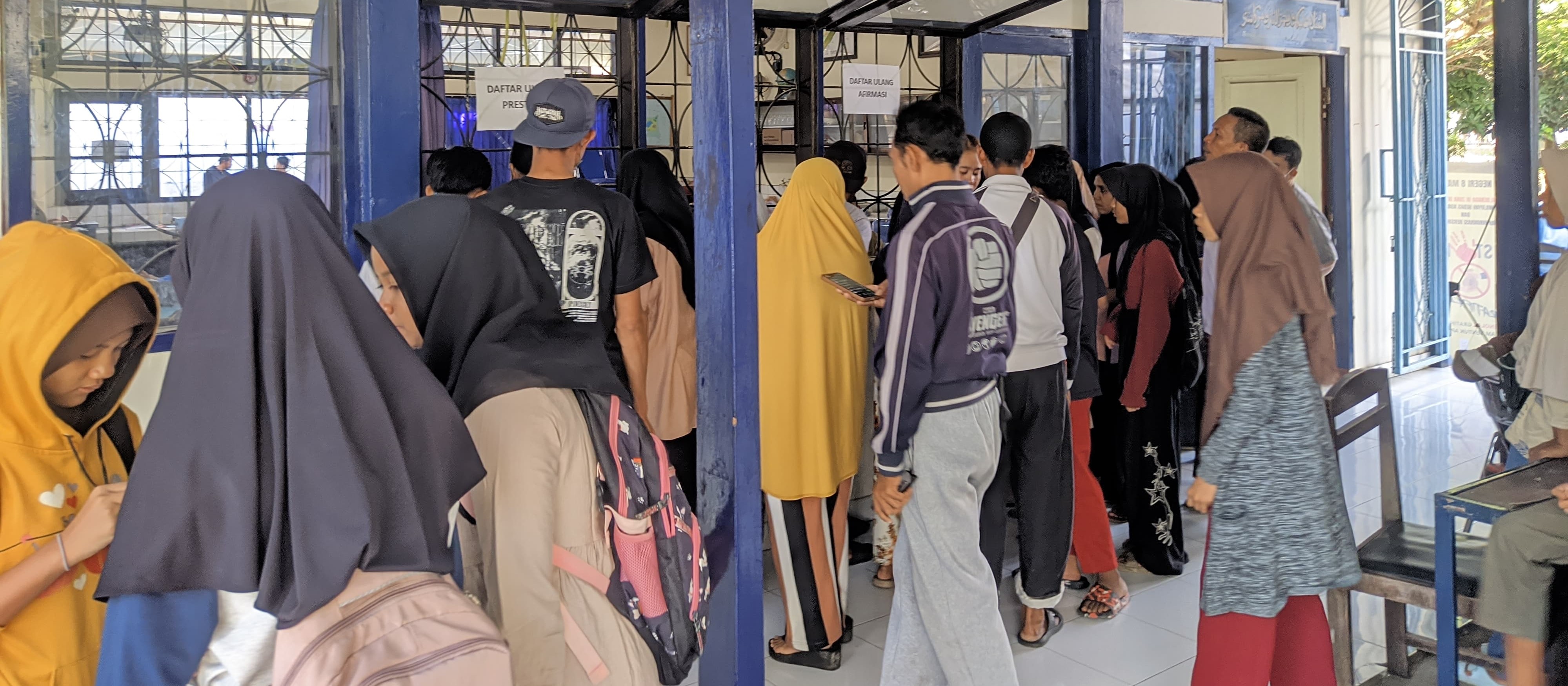 Para orang tua mendaftarkan anaknya pada jalur domisili di SMPN 8 Mataram, Selasa lalu (1/7).