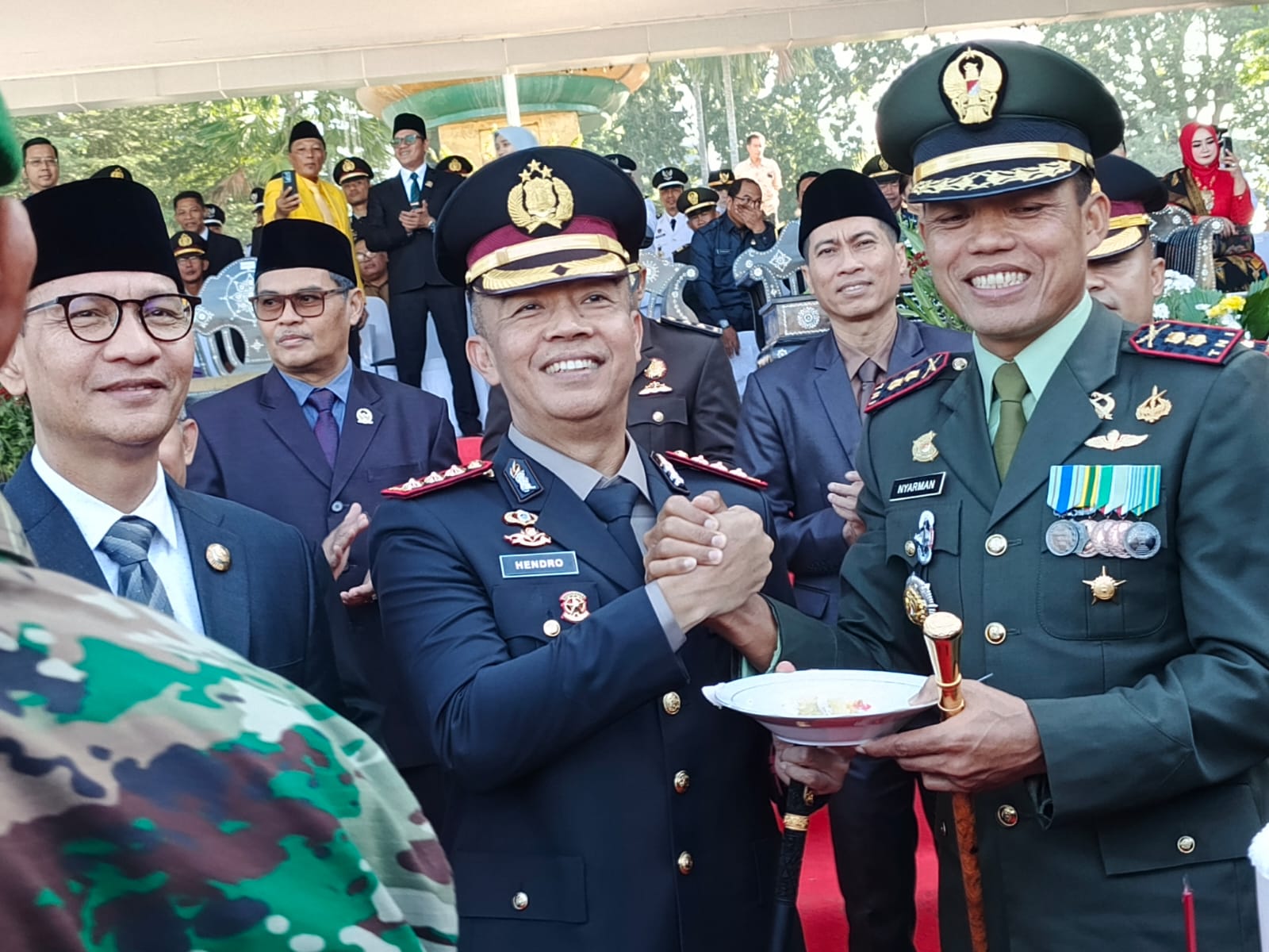 Kapolresta Mataram Kombes Pol Hendro Purwoko (tengah) menerima ucapan selamat usai kenaikan pangkat.