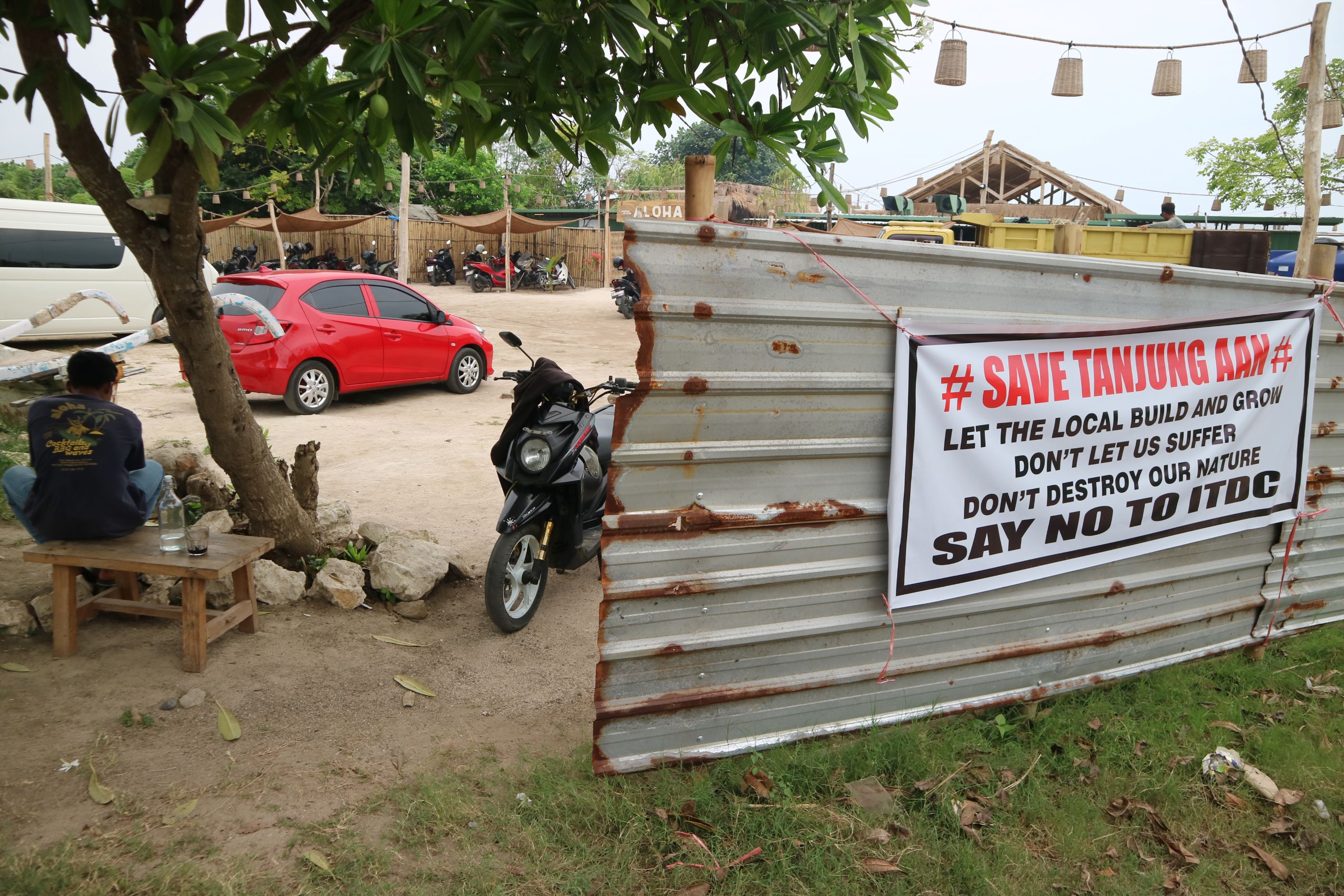 MASIH TERPASANG: Sejumlah spanduk penolakan terhadap ITDC yang hendak menata kawasan Tanjung Aan mendapat penolakan dari pemilik lapak setempat di Desa Sengkol, Pujut, Loteng, belum lama ini.