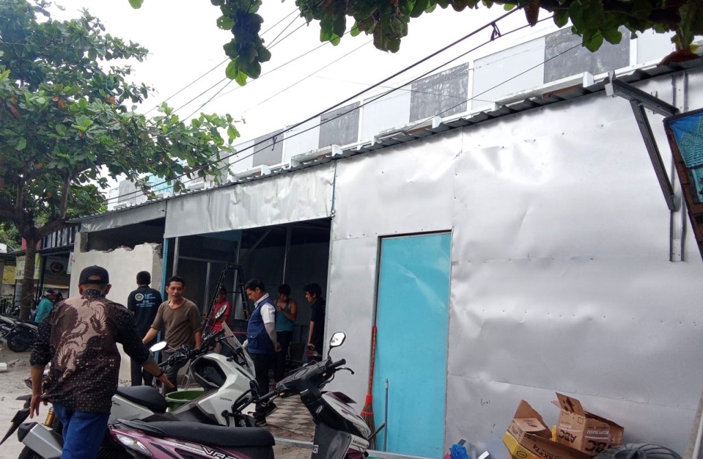 BONGKAR: Bangunan Dapur MBG di Sayang-Sayang yang dibongkar karena menyalahi tata ruang.