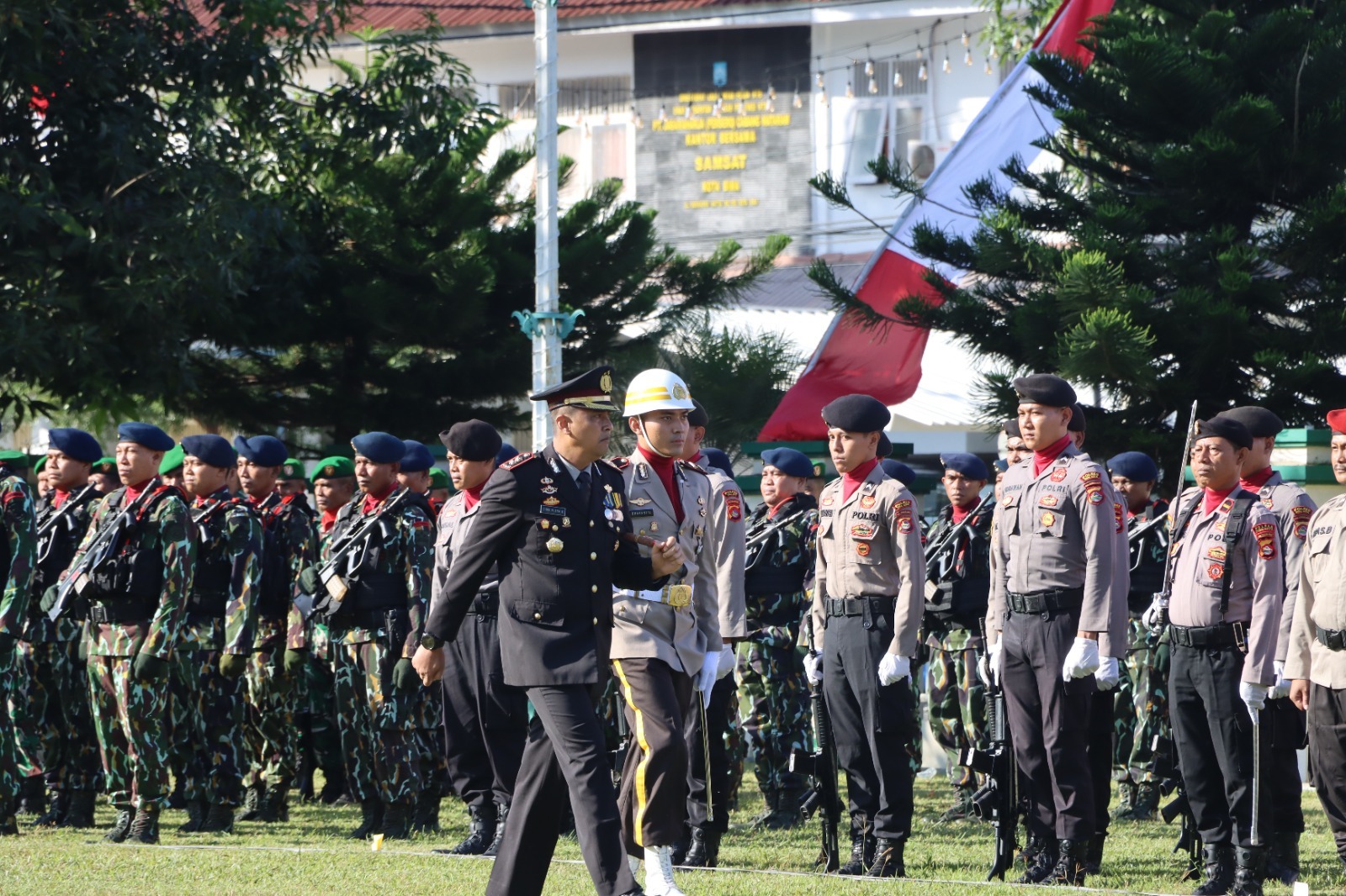 HUT BHAYANGKARA: Kapolres Bima Kota AKBP Didik Putra Kuncoro yang bertindak sebagai Inspektur Peringatan HUT Bhayangkara ke-79 di halaman kantor Wali Kota Bima, Selasa (1/7).