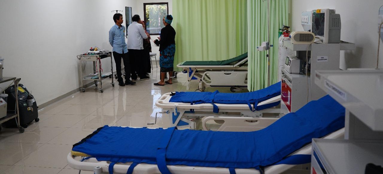 RS Unram dilengkapi 100 tempat tidur rawat inap dengan berbagai kelas layanan, semua ruangan ber-AC dan dilengkapi toilet air panas 24 jam.