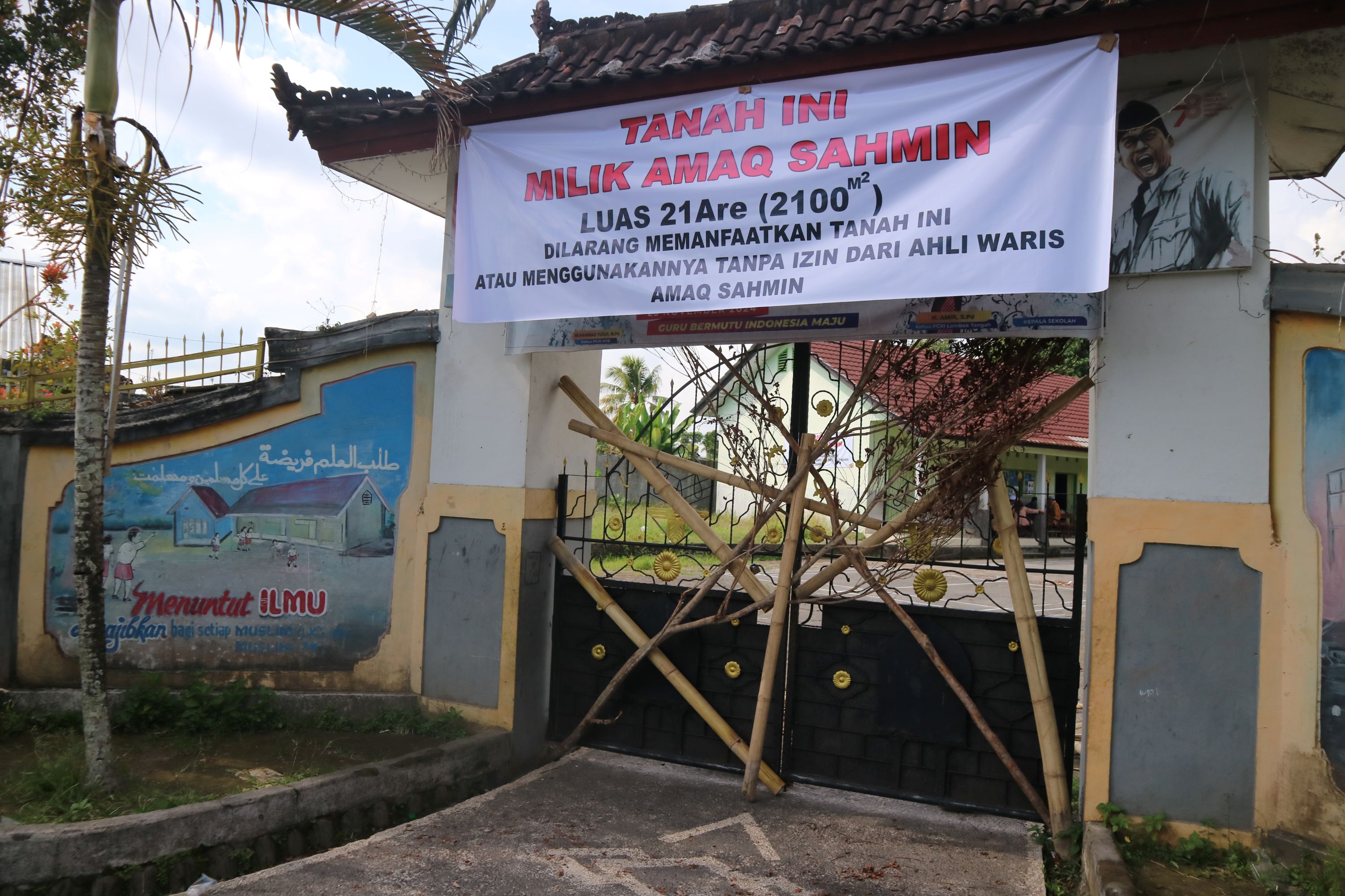 Sejumlah batang bambu menyegel gerbang SDN 1 Pengenjek, Desa Pengenjek, Jonggat, Loteng oleh ahli waris, belum lama ini.