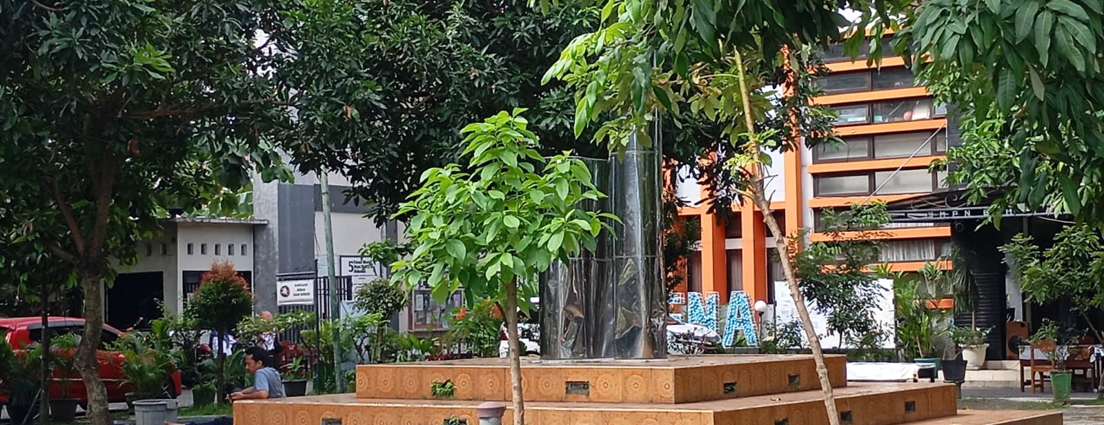 Nampak beberapa masyarakat pada saat penutupan jalur domisili di SMPN 6 Mataram, Rabu (2/6).