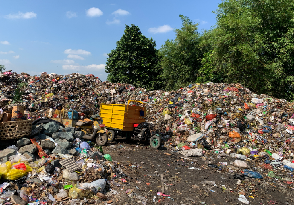 PERLAHAN DITANGANI: &nbsp;Sebuah roda tiga pengangkut sampah Kota Mataram di tengah gunungan sampah TPS Sandubaya, beberapa waktu lalu.