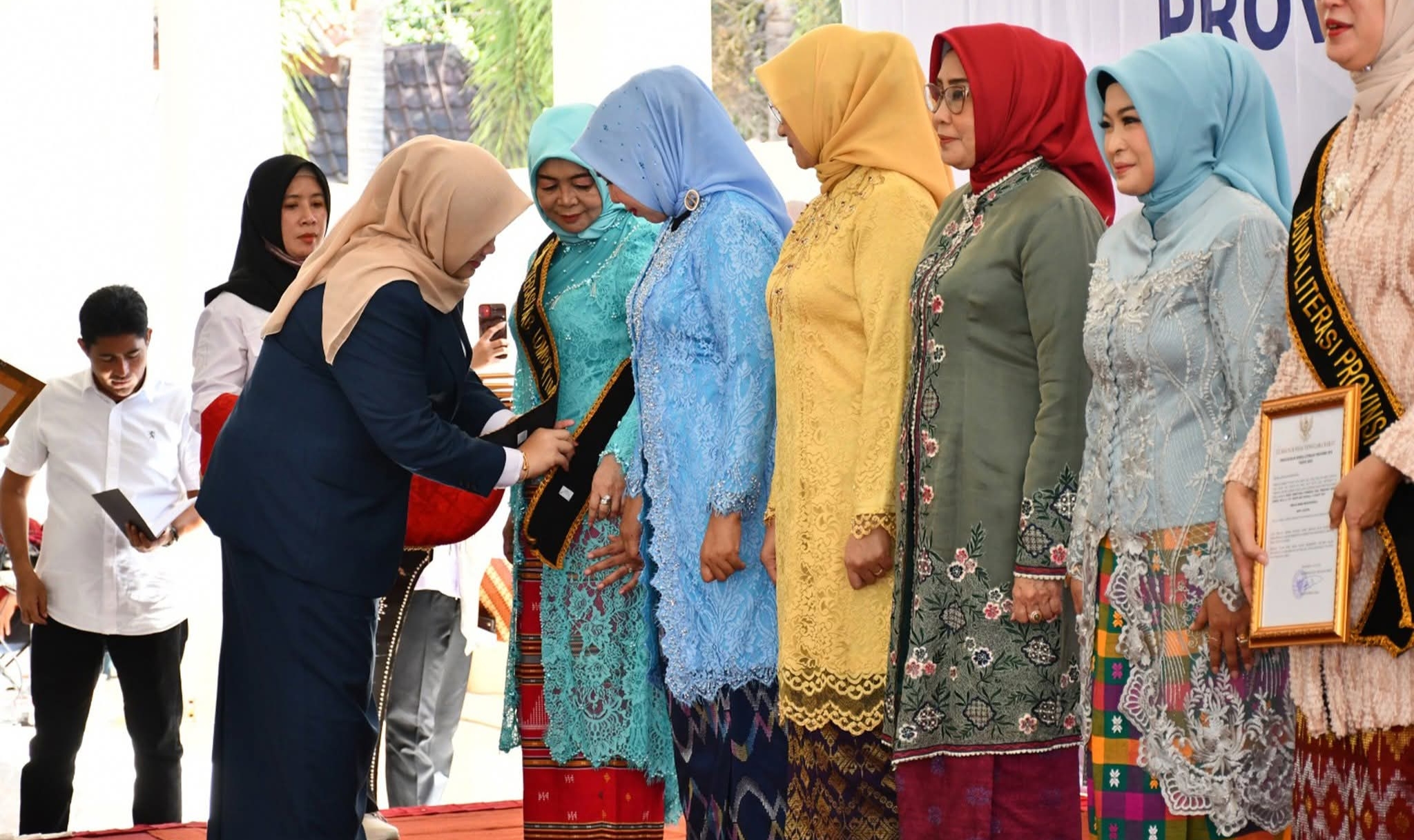 Wakil Gubernur NTB Hj Indah Damayanti Putri saat mengukuhkan Bunda Literasi di Pendopo Bupati Lombok Timur, Rabu (2/7).