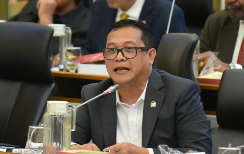 Anggota Komisi IV DPR RI, Sonny Danaparamita menanggapi penyaluran bantuan beras untuk Keluarga Penerima Manfaat (KPM) saat rapat kerja dengan Bapanas di Gedung DPR RI, Selasa 1 Juli 2025.