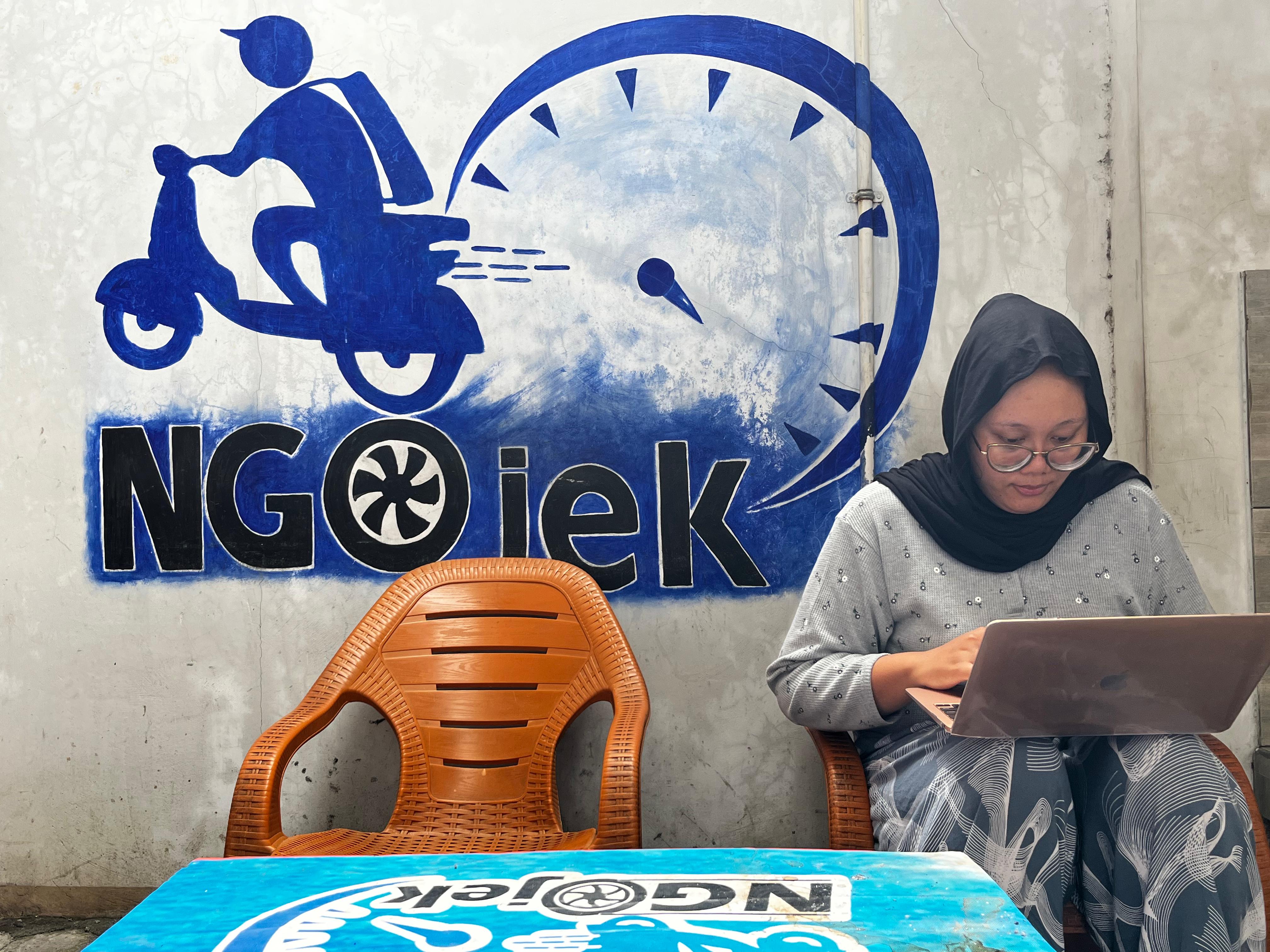 Ngojek, bisnis kurir lokal yang berjaya di daerah sendiri.