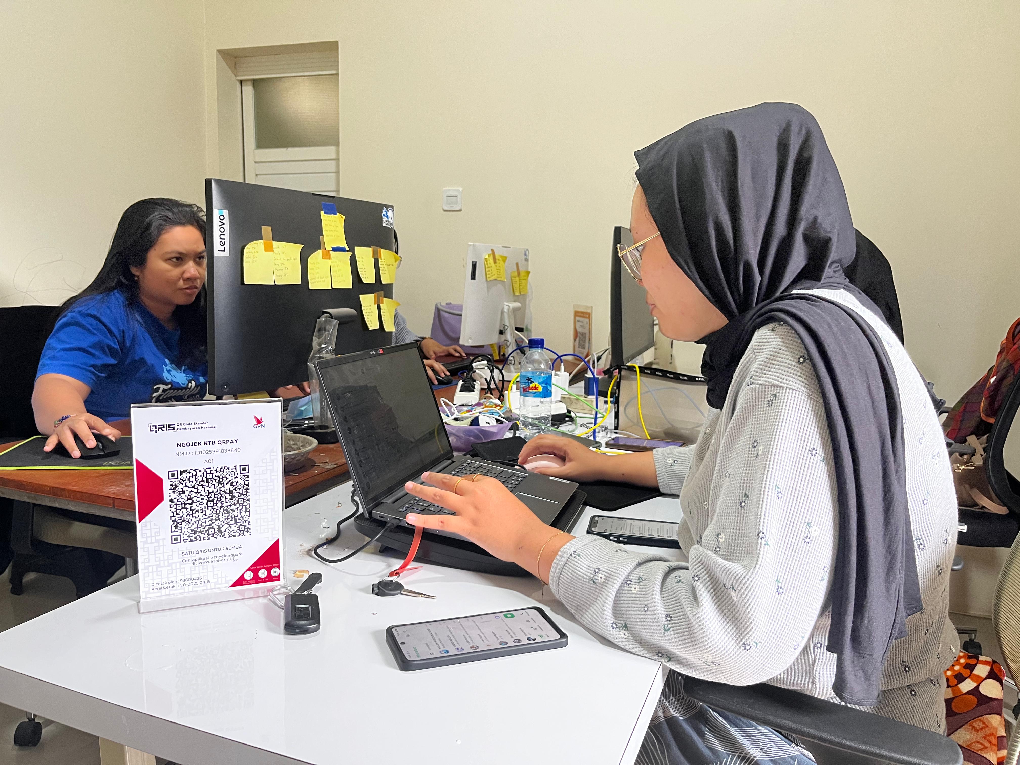 Admin Ngojek yang tengah melayani orderan konsumen.
