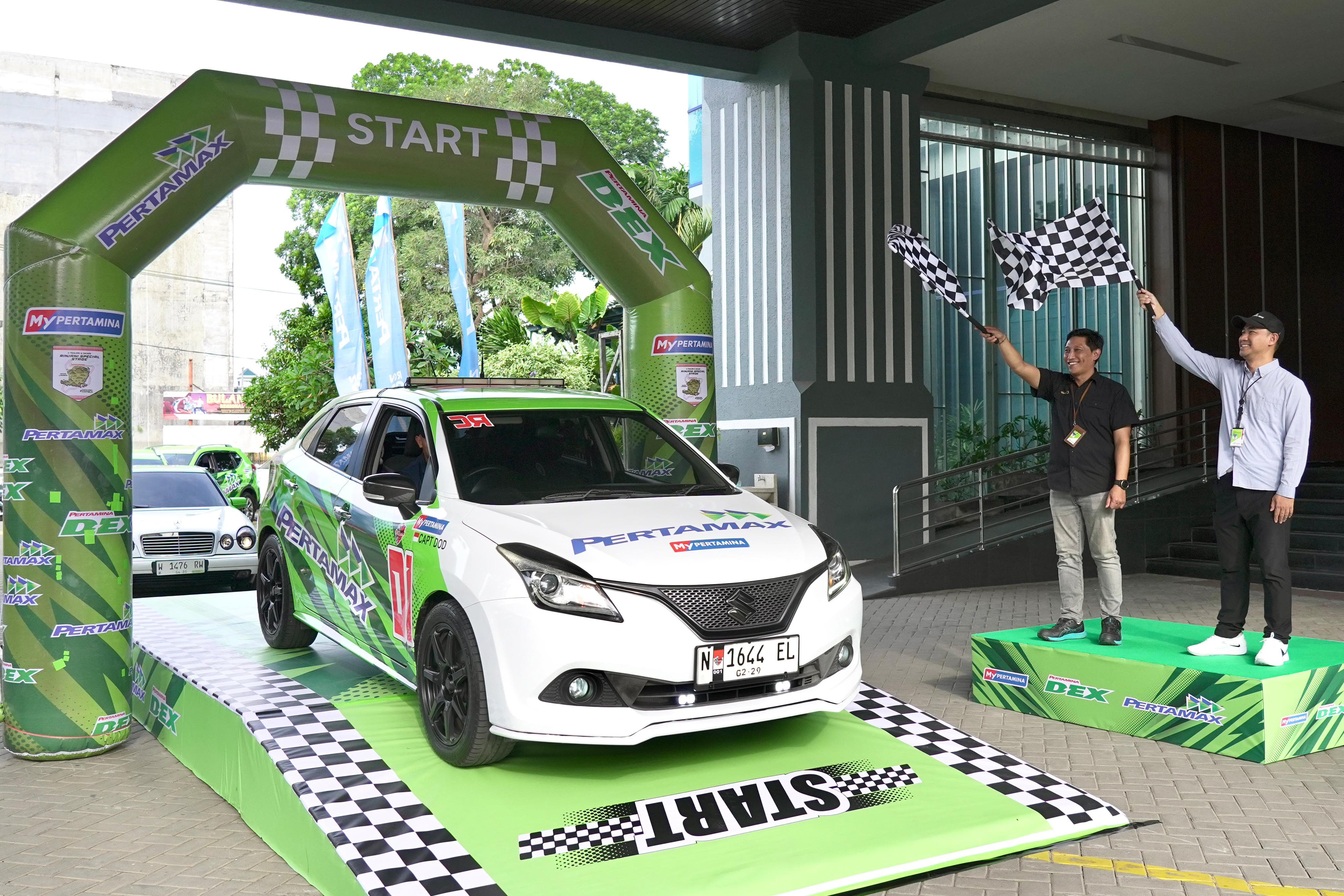 Sejumlah mobil peserta Rinjani Special Stage bersiap dilepas dari halaman Kantor Pertamina Patra Niaga Regional Jatimbalinus di Surabaya, Jumat (30/6/2025). (Dok. Pertamina)