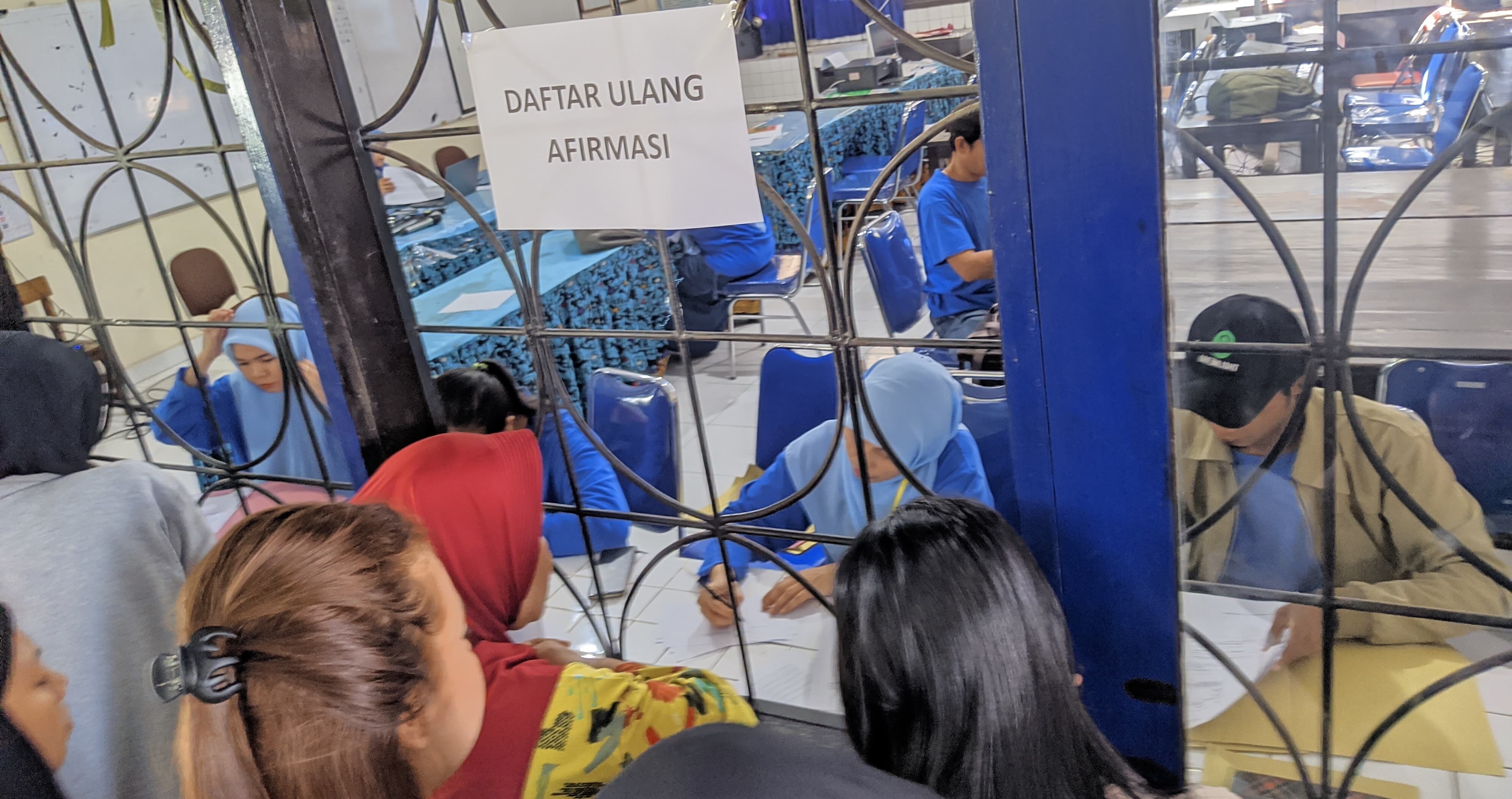 Panitia SPMB SMPN 8 Mataram  melayani pendaftar jalur domisili, Selasa lalu (1/7).