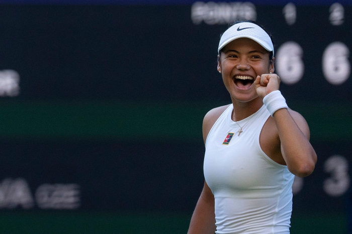 Emma Raducanu tampil gemilang di Wimbledon 2025, kalahkan Vondrousova dan siap hadapi Aryna Sabalenka di babak ketiga turnamen.