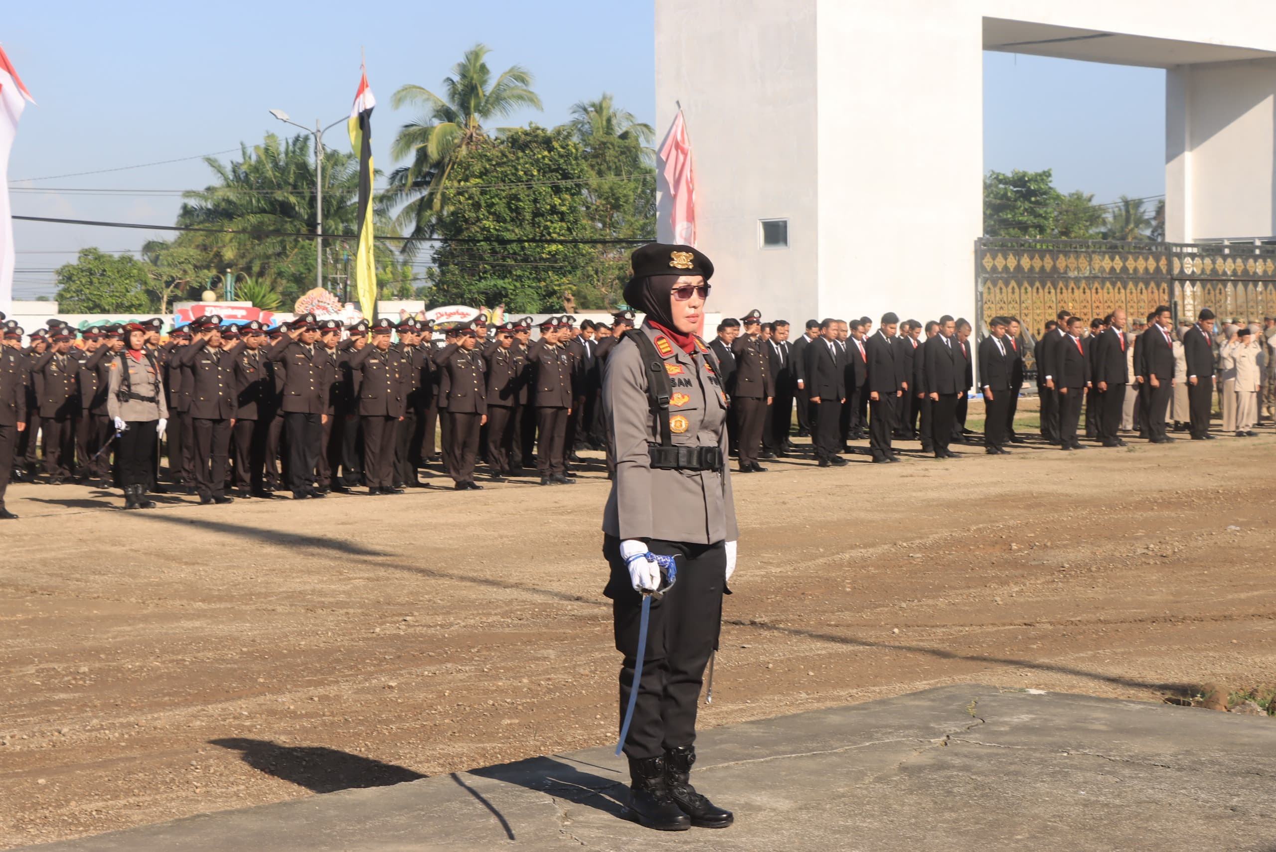 Kapolsek Praya AKP Susan V Sualang bertugas menjadi komandan upacara memperingati Hari Bhayangkara ke-79 di halaman kantor bupati Loteng, Selasa (1/7) lalu.