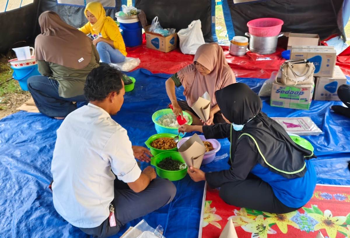 NIKMAT: Tim Dapur Umum, Tagana, Dinas Sosial, Kota Mataram tengah menyiapkan makanan untuk warga, beberapa waktu lalu.