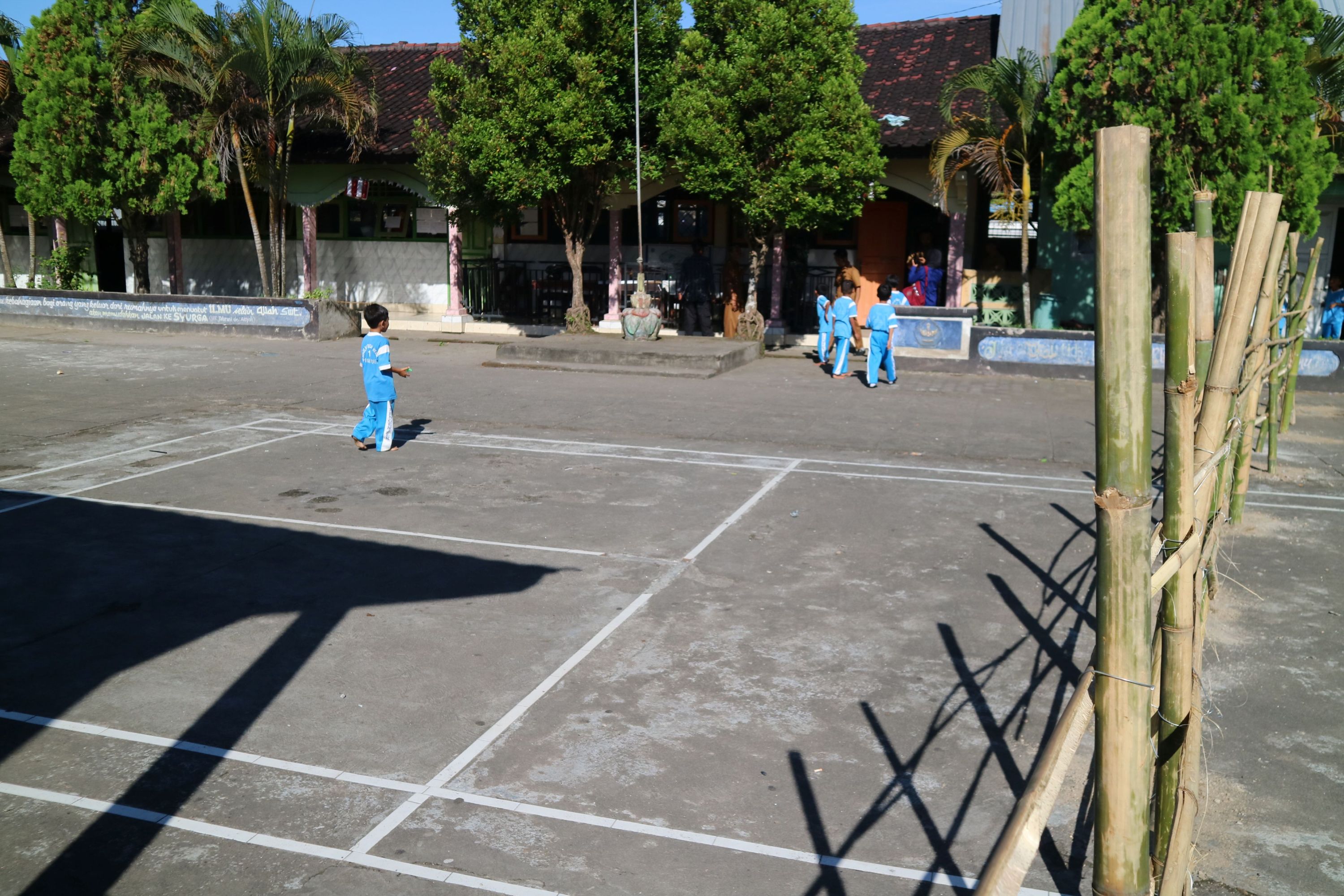 Pemagaran sebagian lahan halaman SDN 1 Pengenjek, Kecamatan Jonggat, Lombok Tengah.