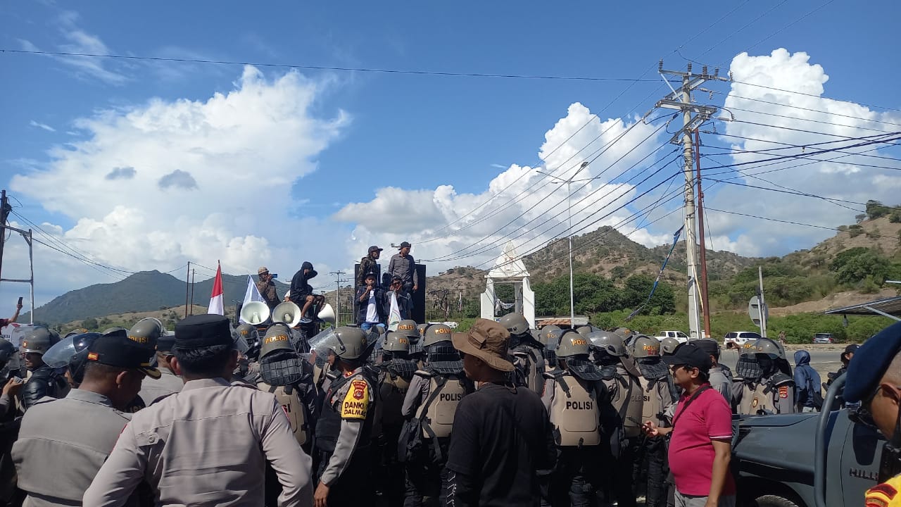 Demo pembentukan PPS yang berlangsung di sekitar area pelabuhan Poto Tano, KSB, Rabu (2/7). Aksi ini mengakibatkan aktivitas transportasi lumpuh total.  (Istimewa/Lombok Post)