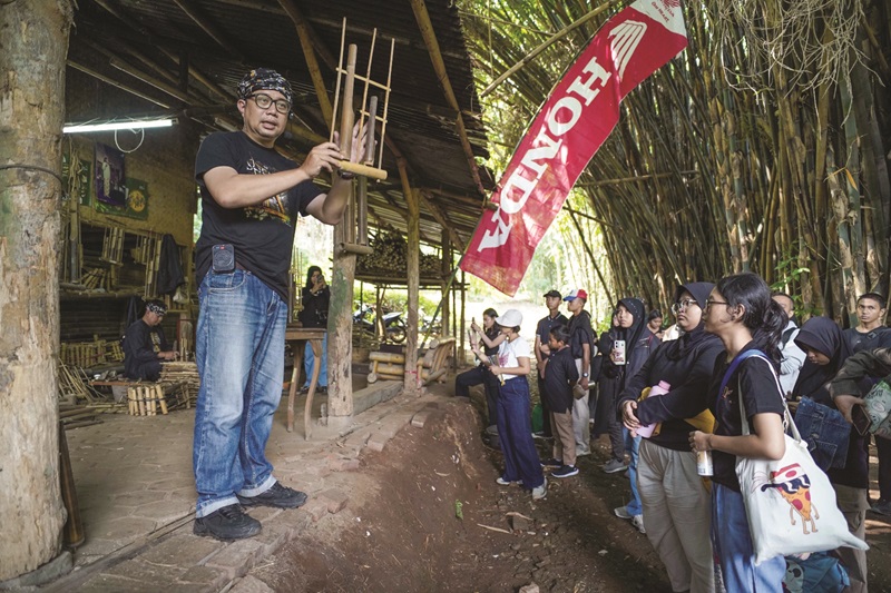 WARISAN BUDAYA: AHM saat mengajak pelajar dan guru dalam program School Camp 2025 di Saung Angklung Udjo, akhir Juni lalu.