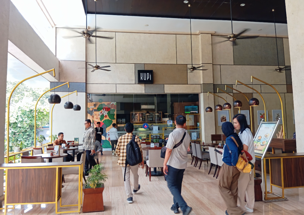 LIBURAN : Para tamu saat melakukan check in di salah satu hotel di Kota Mataram, beberapa waktu lalu.&nbsp;
