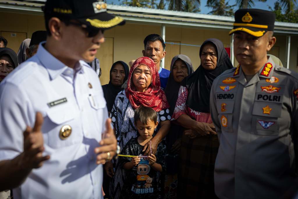 RENCANA PENATAAN: Wali Kota Mataram Mohan Roliskana saat berbincang dengan warga, disaksikan Kapolresta Mataram AKBP Hendro Purwoko, Rabu (2/7).