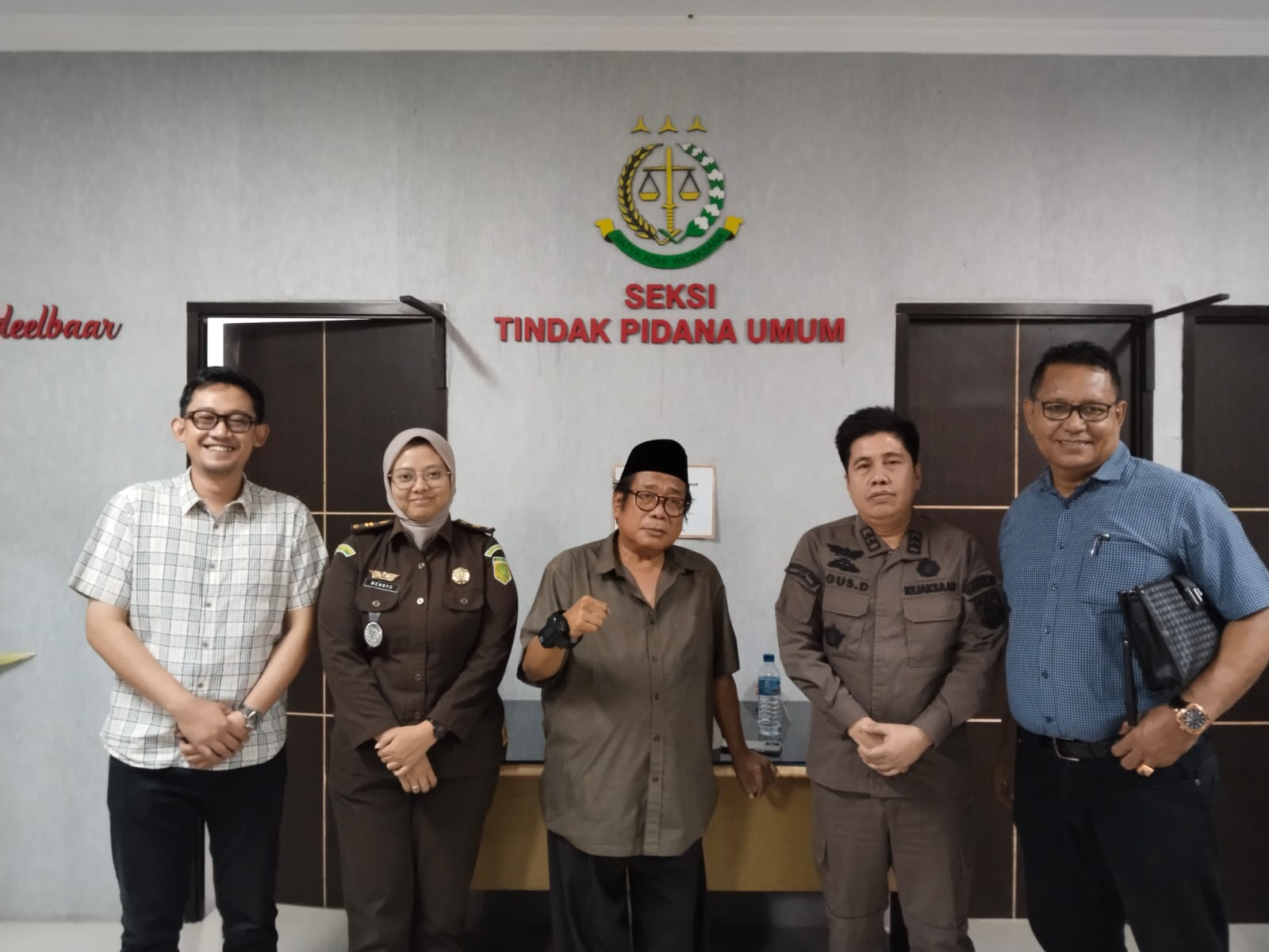 Mantan Bupati Lombok Tengah H Moh Suhaili FT kepalkan tangan yang terpasang alat pengawas elektronik sebagai tahanan kota di Kejaksaan Negeri Lombok Tengah, Kamis (3/7) malam.