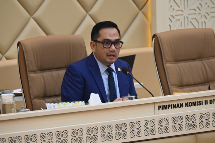 Ketua Komisi II DPR RI, Muhammad Rifqinizamy Karsayuda saat menggelar rapat kerja dengan Kementerian ATR BPN, Selasa, 1 Juli 2025 membahas sejumlah pulau kecil di Indonesia dikuasai WNA.
