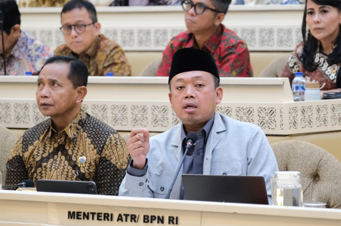 Menteri ATR BPN Nusron Wahid saat mengikuti rapat kerja dengan DPR RI membahas polemik pulau dikuasai Warga Negara Asing di Indonesia termasuk di Nusa Tenggara Barat.