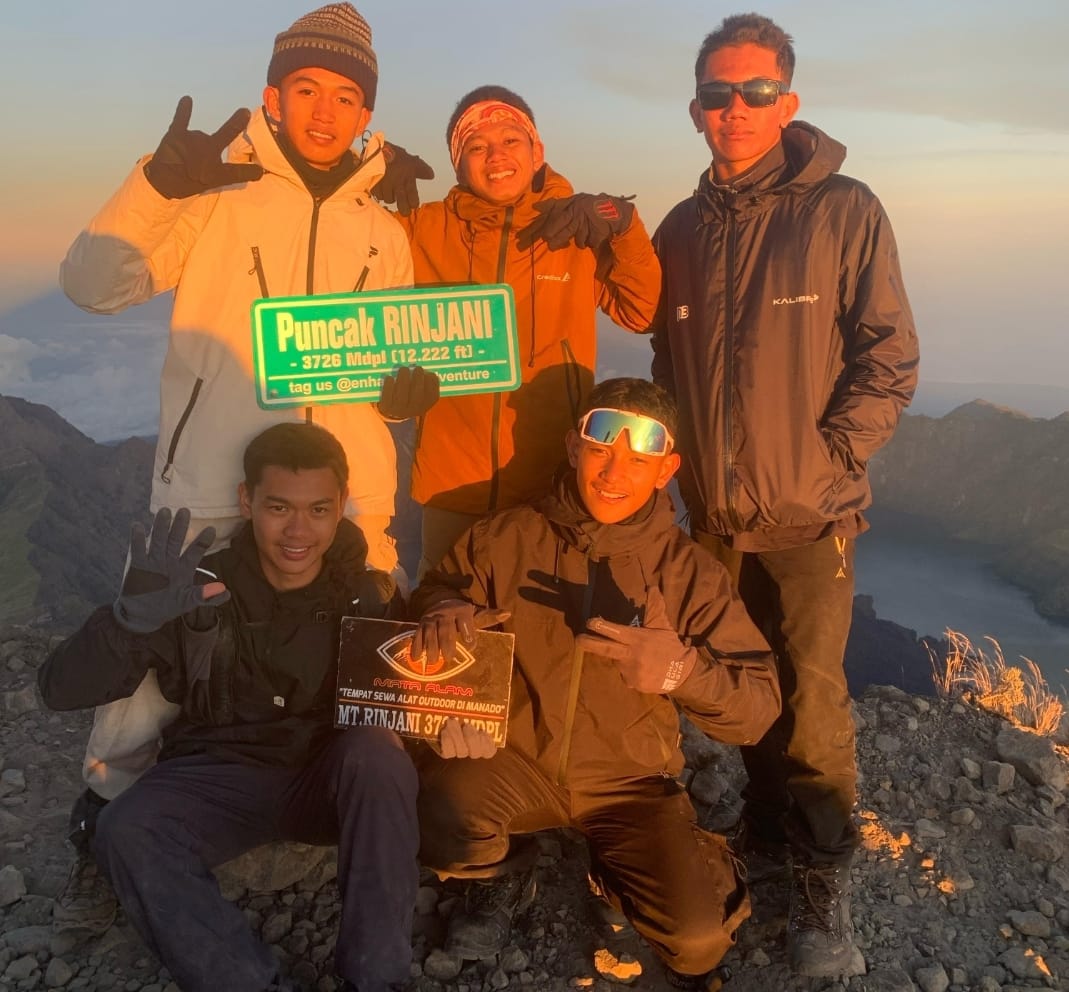 Beberapa pendaki menikmati keindahan Puncak Gunung Rinjani, beberapa hari lalu.