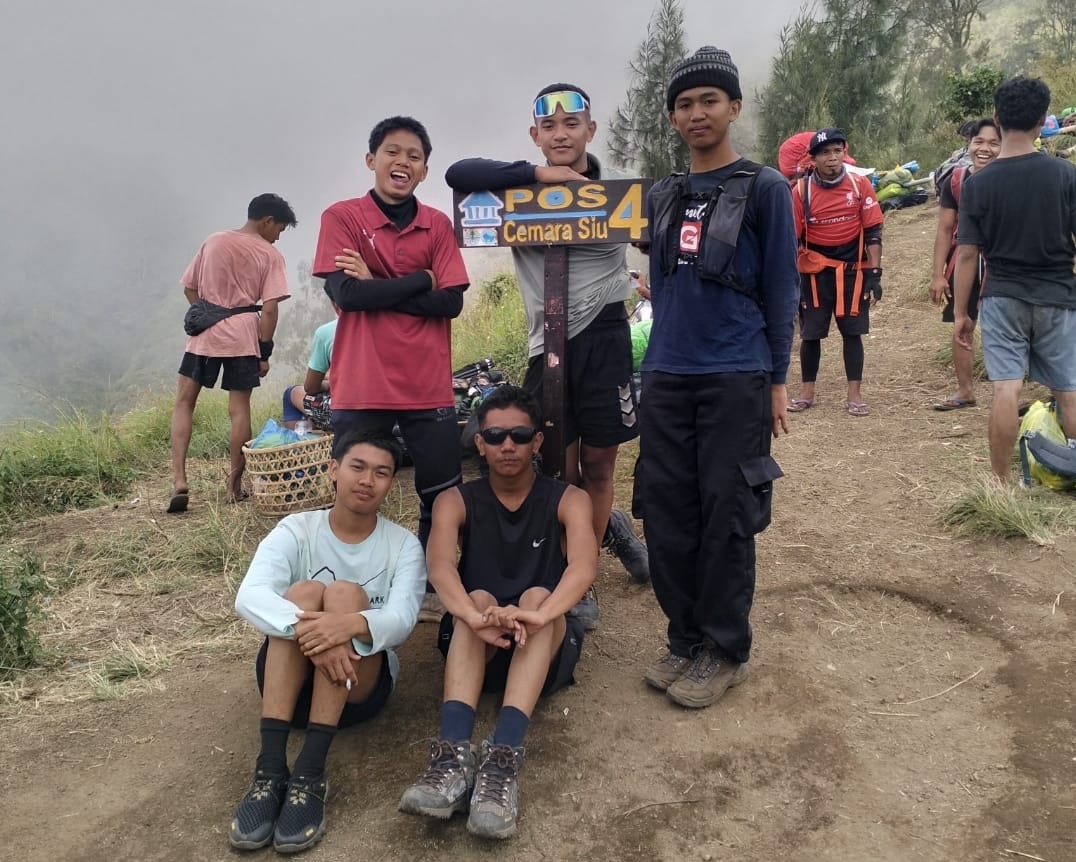 Pendaki yang baru sampai di Pos 4 Gunung Rinjani, Lombok Timur.