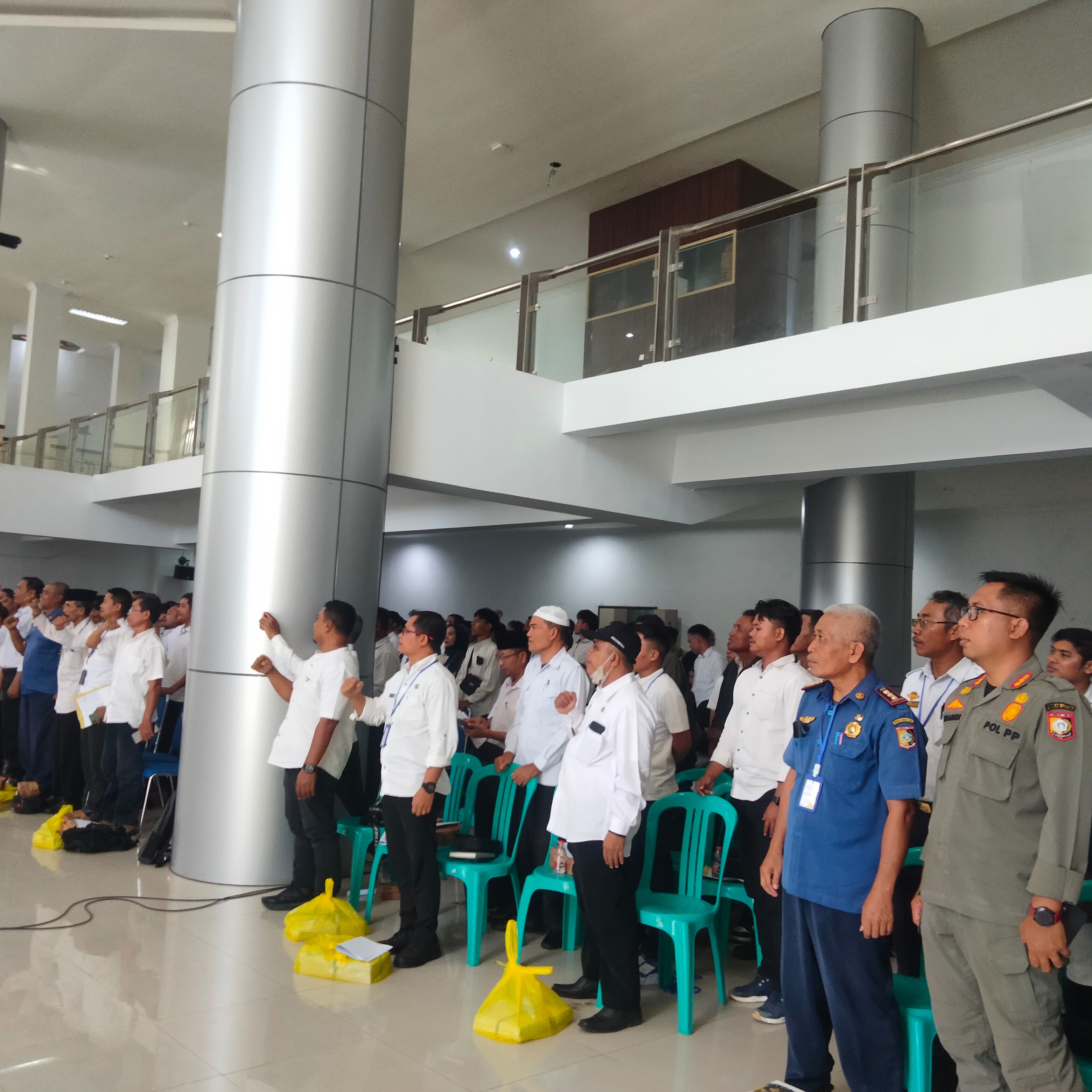 Ratusan petugas yang akan diterjunkan Pemerintah Kabupaten  Lombok Timur, untuk menagih tunggakan Pajak Bumi Bangunan Perkotaan dan Pedesaan,  saat mengikuti pembekalan, Rabu (2/7).