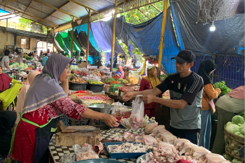 BERNIAGA: Seorang penjual daging di Pasar Kebon Roek sedang melayani pembelinya beberapa waktu lalu.&nbsp;