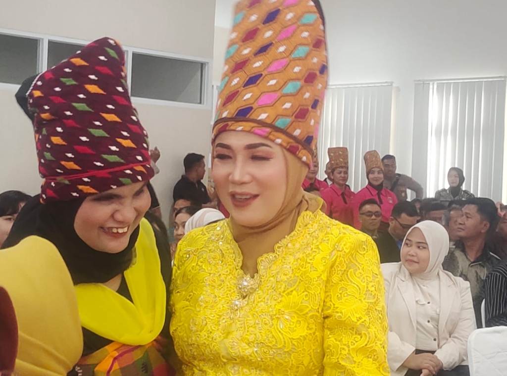 SUARA BAGUS: Husnul Khotimah (kiri) bersama Ketua Bhayangkari KLU usia tampil menyanyi, belum lama ini