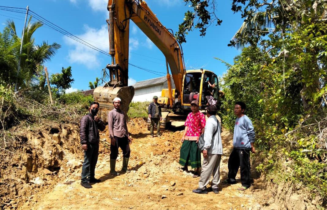 SWADAYA: Warga Desa Sekotong Tengah secara swadaya melalukan perbaikan jalan yang rusak.
