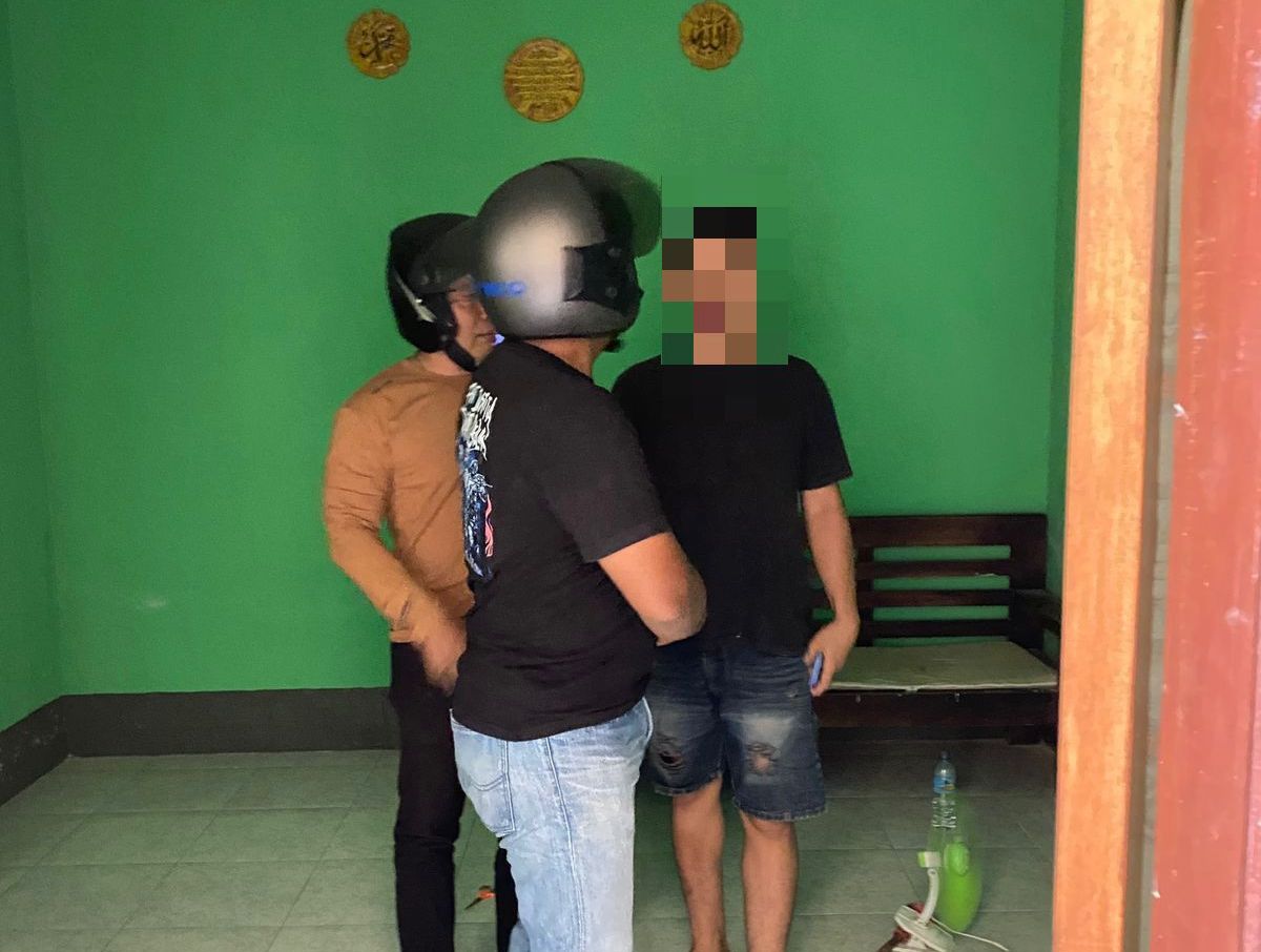 DITAHAN: Sang anak yang dilaporkan ibu kandungnya berinsial MSH ditahan polisi, Kamis (3/7).&nbsp;