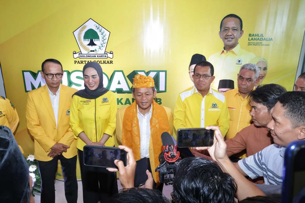 SOLID : Ketua DPD Golkar NTB H Mohan Roliskana bersama Bendahara DPP golkar NTB Hj Sari Yuliati dan Sekjen DPP Golkar M Sarmudi memberikan keterangan kepada media di sela-sela kegiatan.