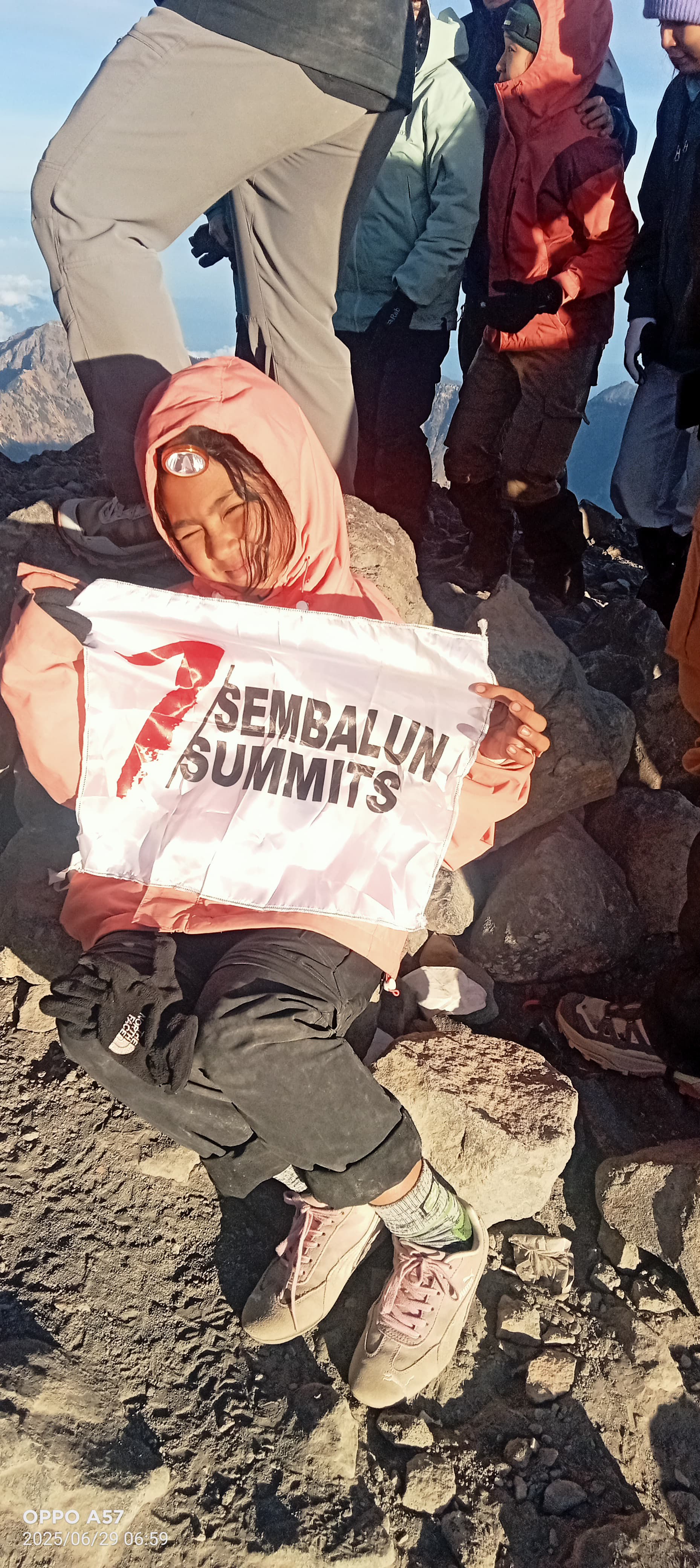 Shafirra Aqilla Rachman di puncak gunung Rinjani