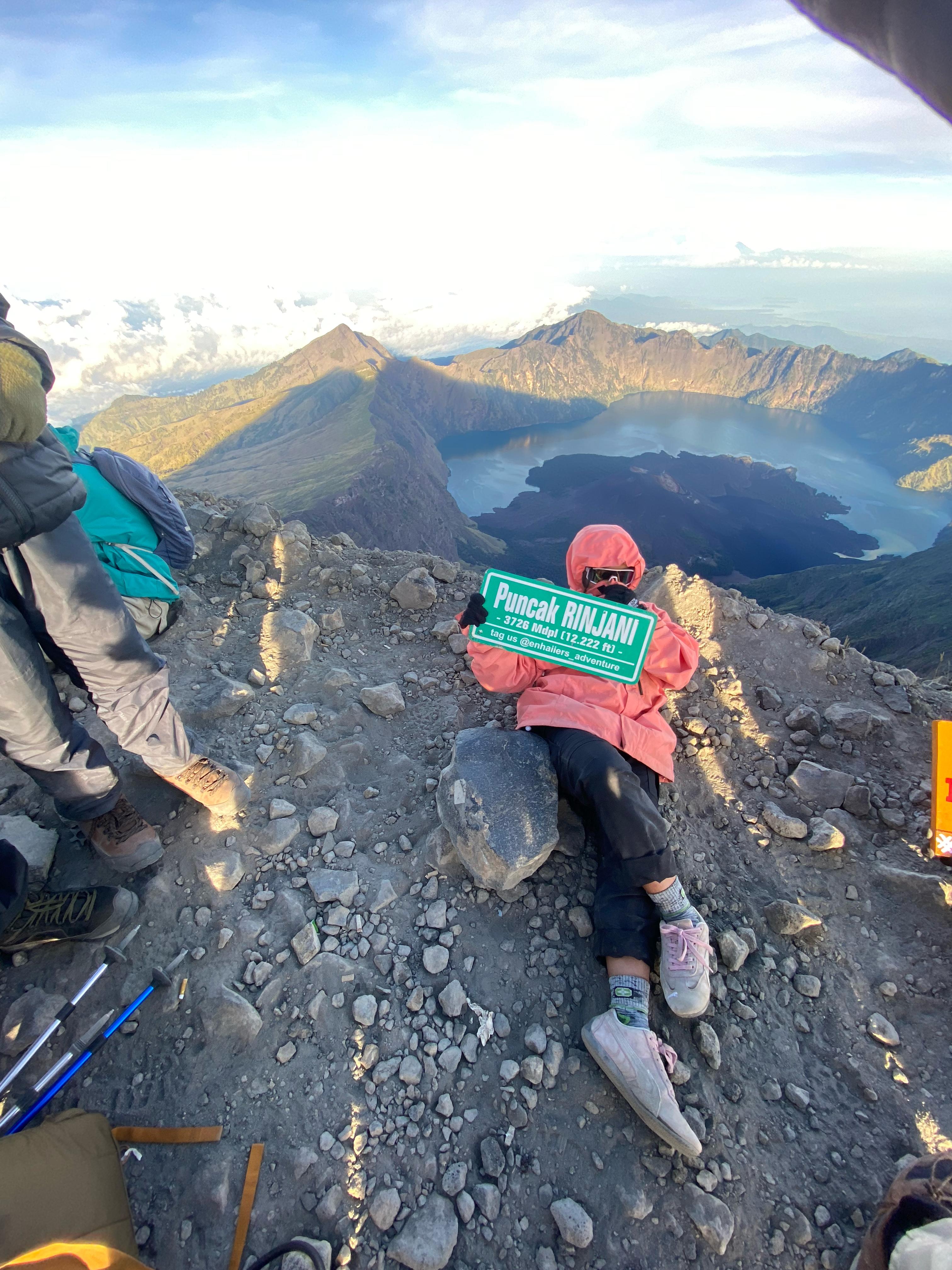 Shafirra Aqilla Rachman di puncak gunung Rinjani