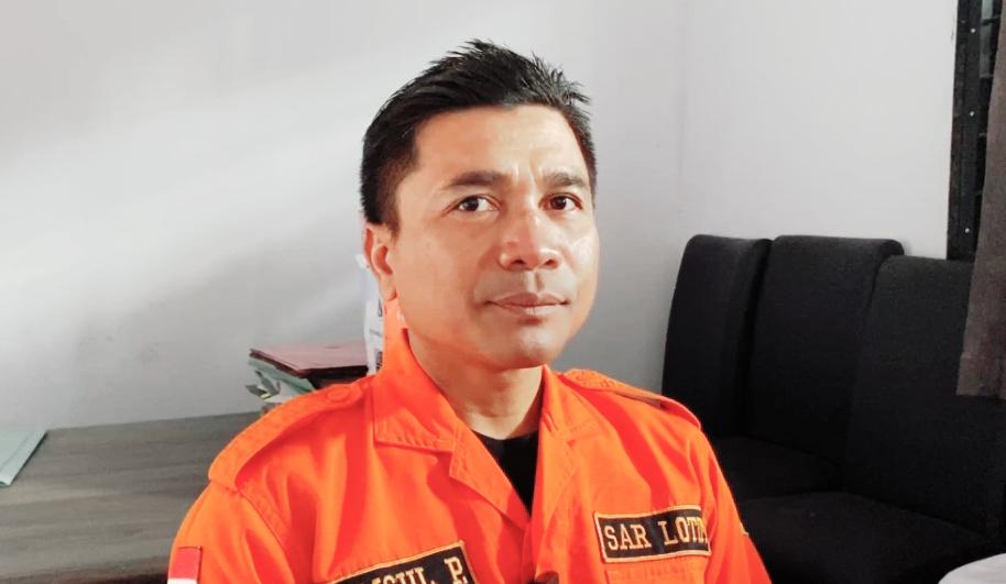Aksi heroik Syamsul Padhli berusaha untuk tidur sendirian di tebing dengan kemiringan 45 derajat.