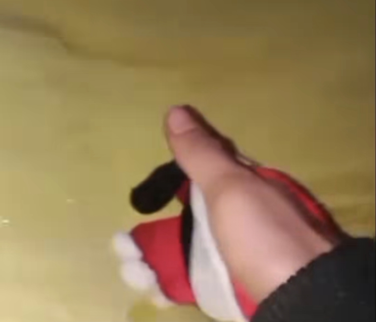 Seorang pendaki mengusap tenda yang dipenuhi lapisan kristal es.