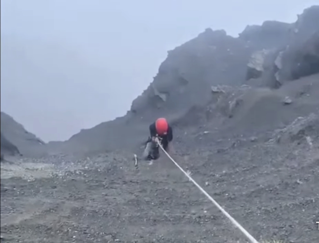 Upaya Ali Musthofa mencoba menuruni jurang Rinjani.