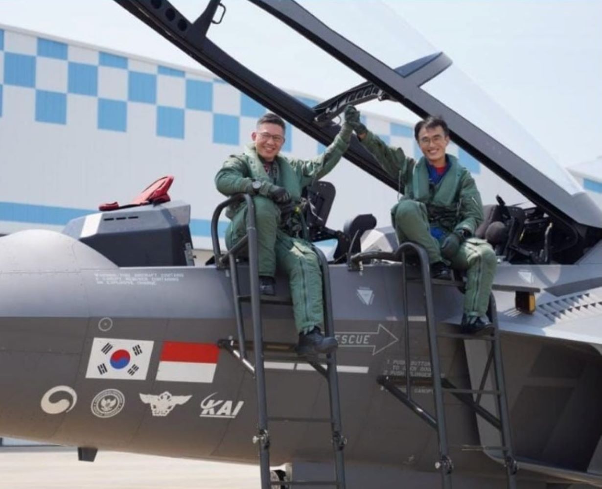 Pilot uji TNI AU berhasil menerbangkan prototipe pesawat tempur KF X KF-21  di Korea Selatan pada Jumat pekan lalu (27/6).