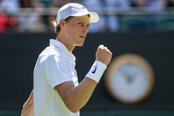 Jannik Sinner tampil dominan di Wimbledon 2025. Unggulan nomor 1 dunia itu kalahkan Aleksandar Vukic 6-1, 6-1, 6-4 dalam laga singkat.